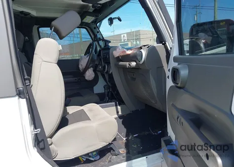 2010 Jeep Wrangler Sahara z USA, uszkodzony, nr VIN 1J4GA5D16AL231085